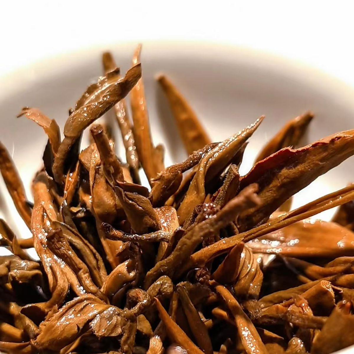 Yunnan Fengqing Black Tea Pagoda Premium 2025 - Hand-Woven Blooming Tea