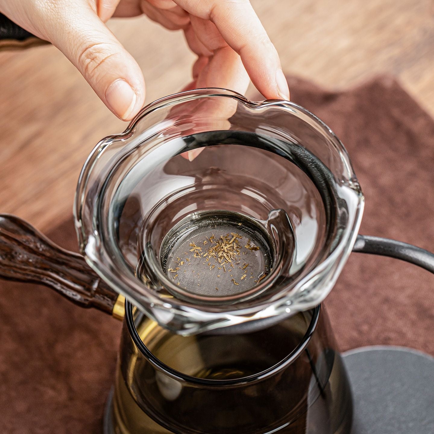 Glass Fair Cup with Integrated Tea Strainer & Stand – Minimalist Tea Ware Set
