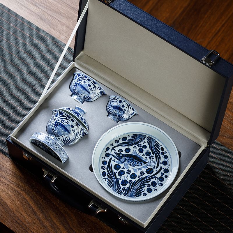 Jingdezhen Blue & White Porcelain Gaiwan Tea Set – Hand-Painted Fish & Algae Design (5-Piece Gift Box)