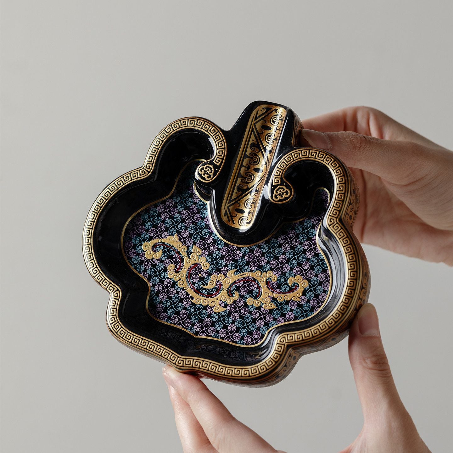 Jingdezhen Porcelain Cigar Ashtray – Gold & Silver Inlay Scroll Pattern | Black