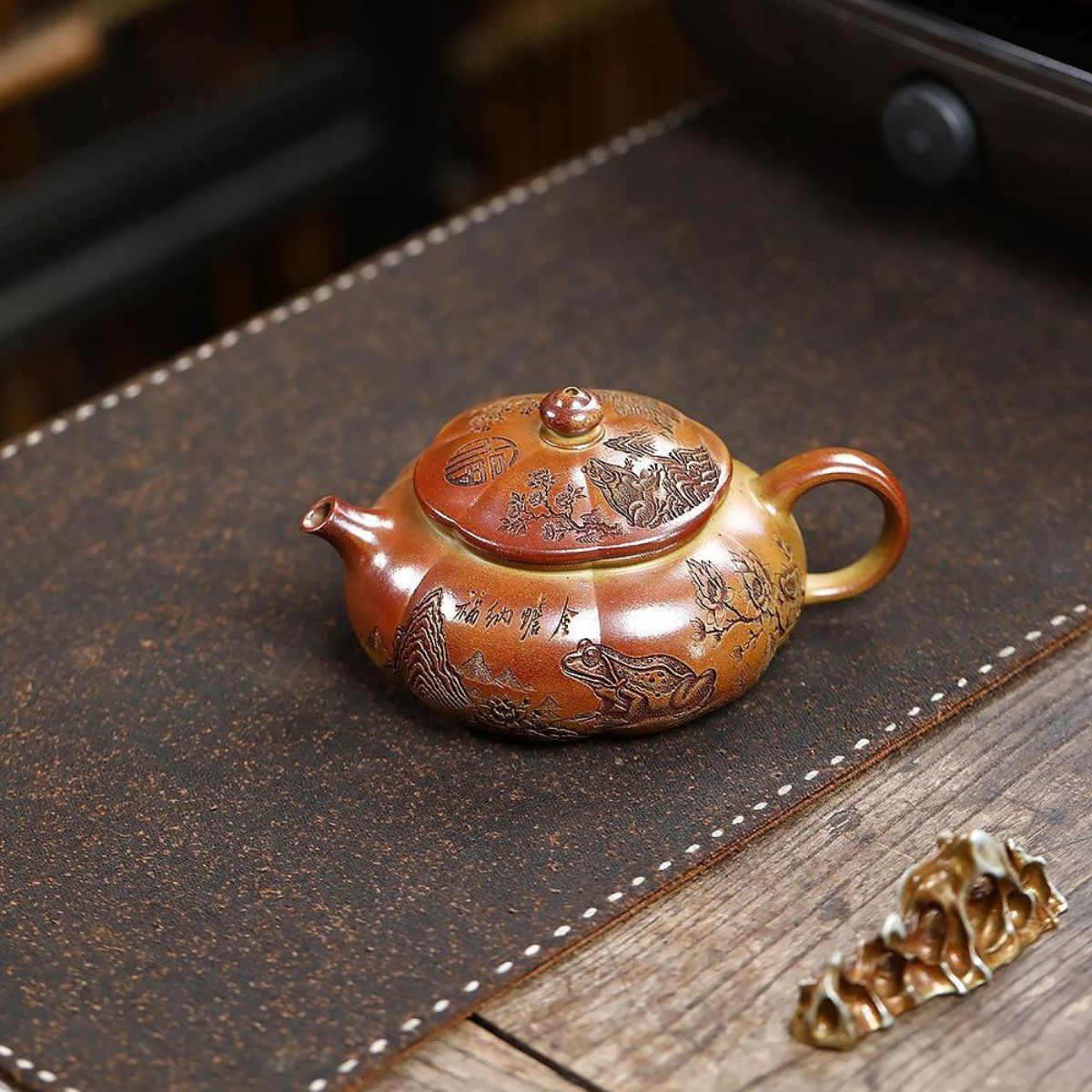 Original Duan Clay "Golden Toad" Yixing Teapot – Hand‑Painted with Gift Box 190cc