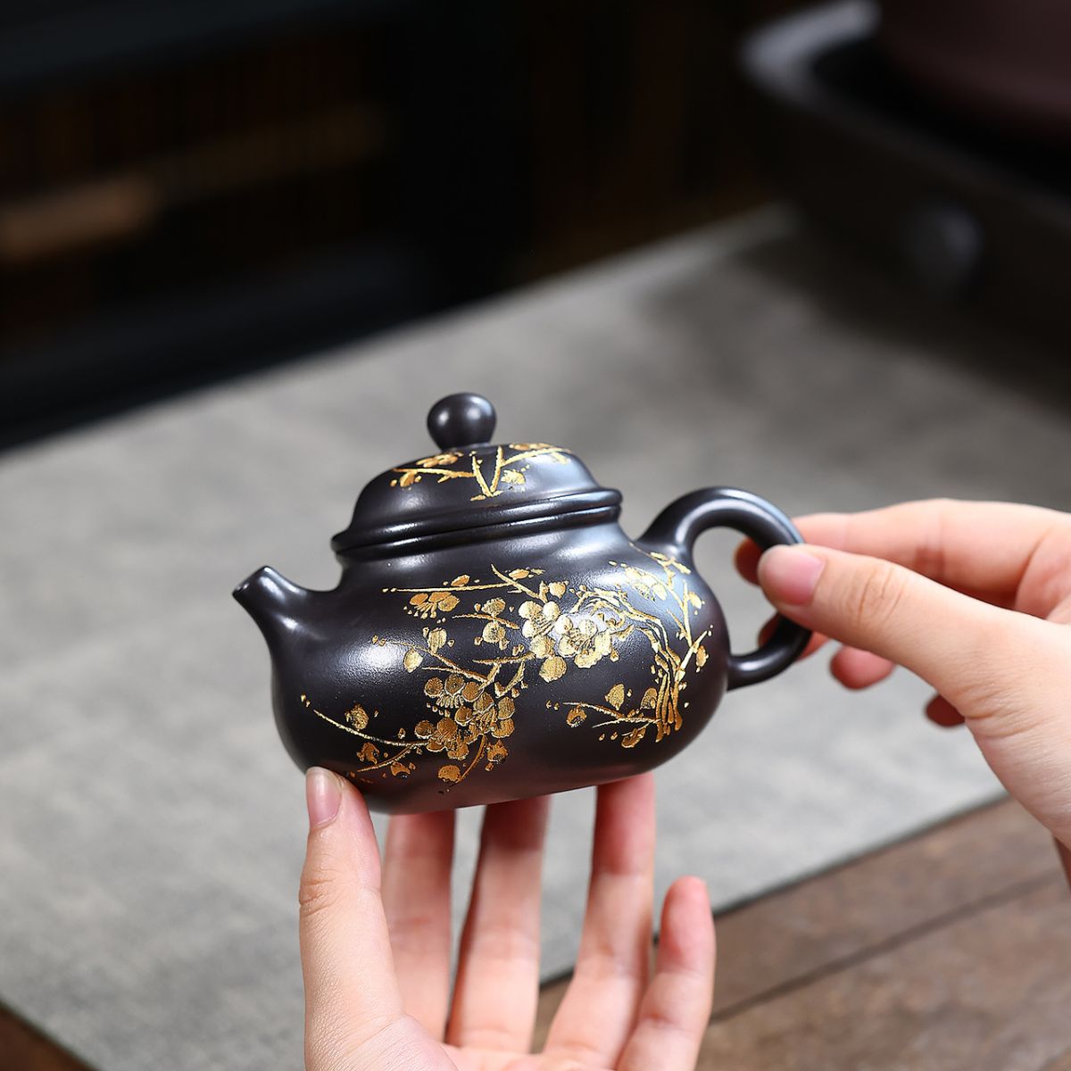 Gold-Painted Plum Blossom Zisha Teapot – Shihuang Clay, 230ml