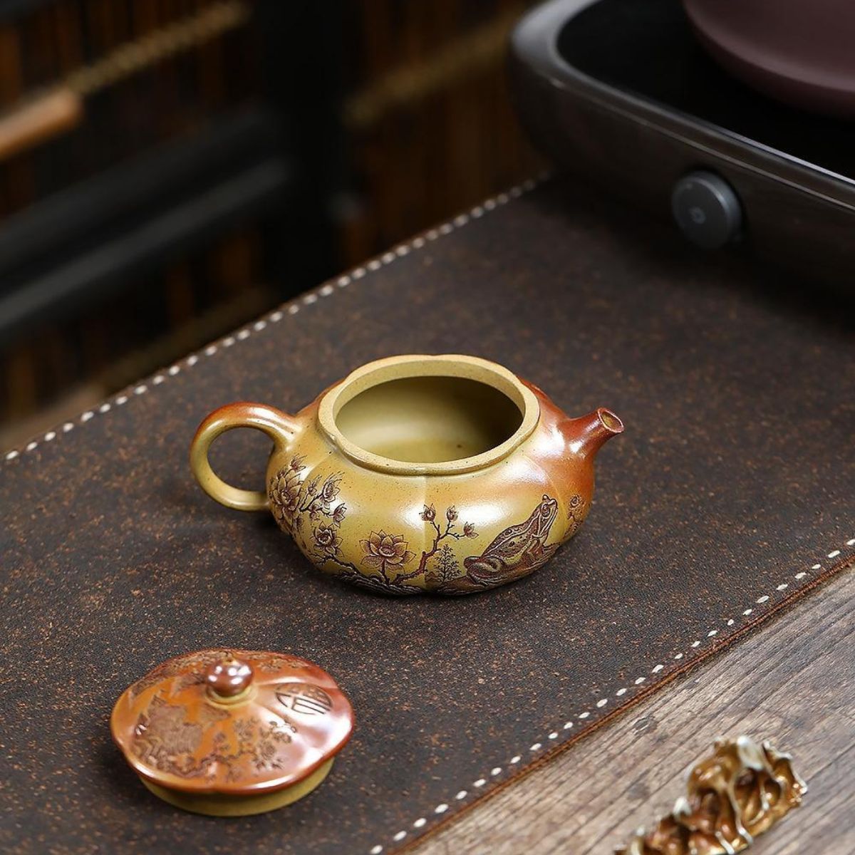 Original Duan Clay "Golden Toad" Yixing Teapot – Hand‑Painted with Gift Box 190cc