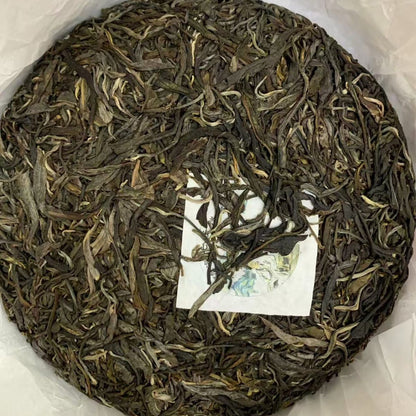 2024 Guafengzhai Raw Pu-erh – 357g Cake Wild Floral & Honey · Elegant & Deep