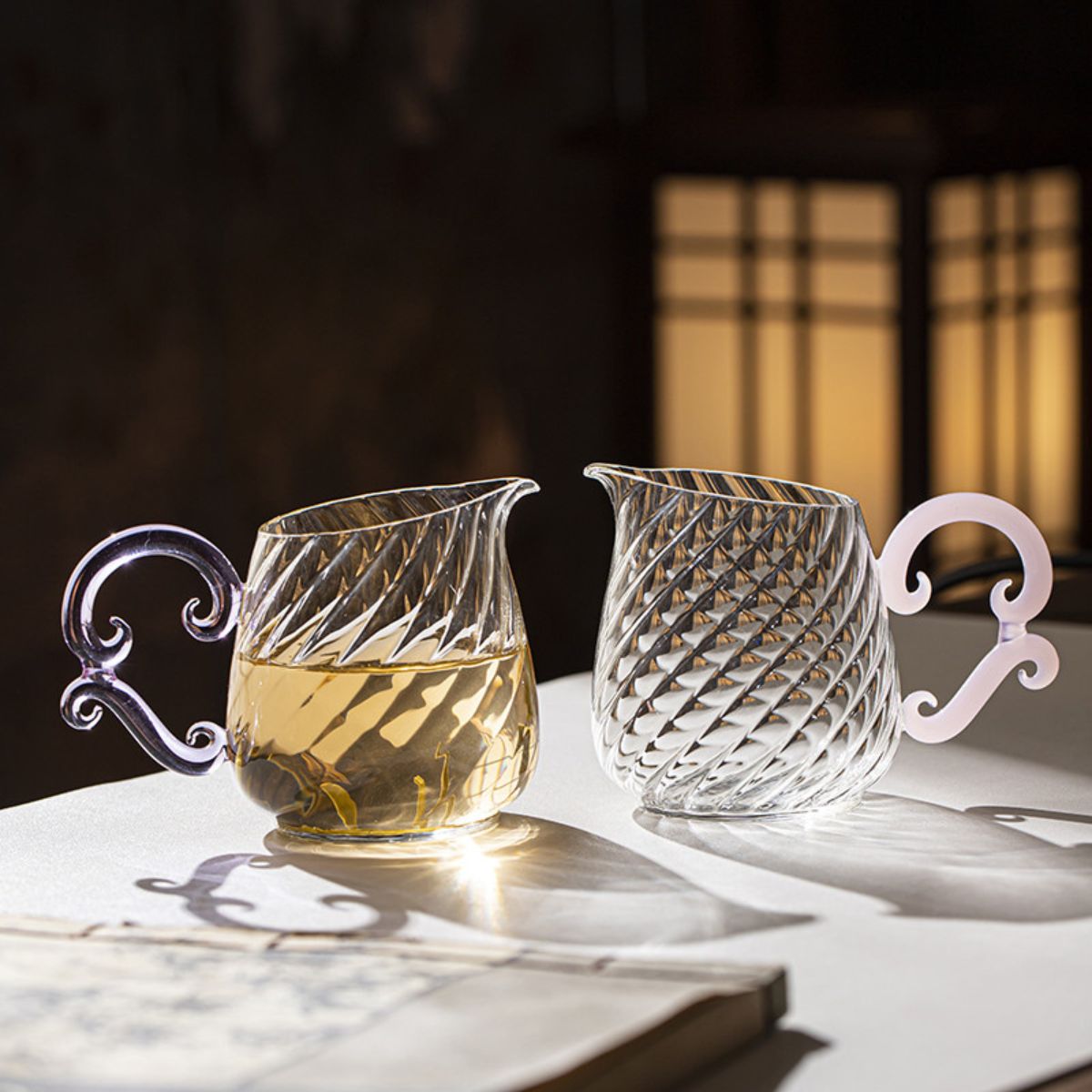 Tingxian Glass Gongdao Cup 200ml – Traditional Chinese Pattern Fairness Pitcher | Purple or Pink Handle