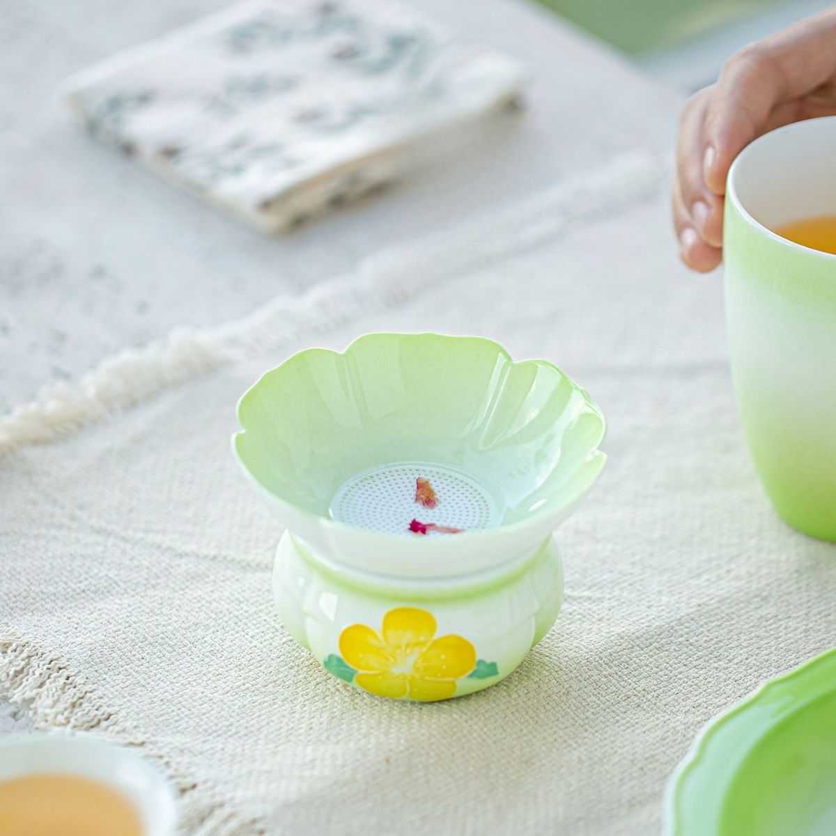 Hand-Painted Winter Jasmine Ceramic Tea Strainer Set | Gongfu Tea Accessory