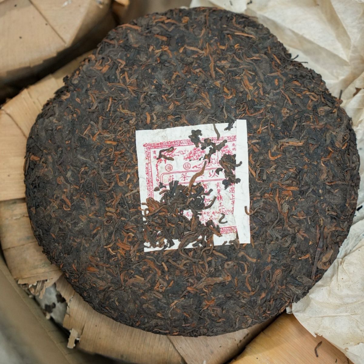 1990s Aged Pu-erh Ripe Tea Cake 357g – Deep Camphor, Herbal Complexity & Full-Bodied Finish