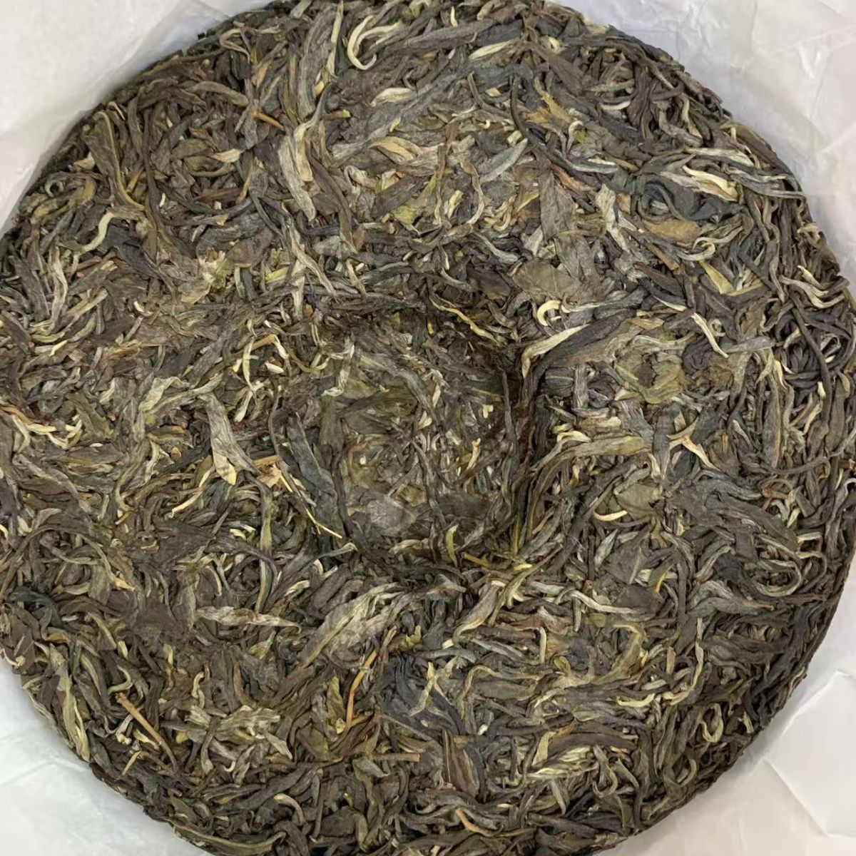 2024 Guafengzhai Raw Pu-erh – 357g Cake Wild Floral & Honey · Elegant & Deep