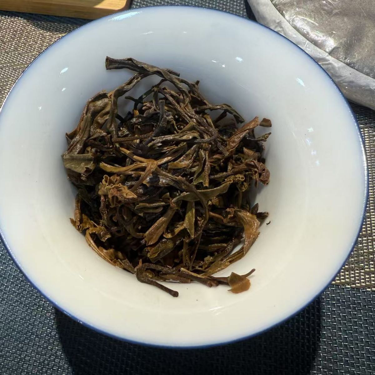 2017  Lao Man'E Raw Pu-erh 357g – Wild Ancient Tree Tea Powerful Qi & Lingering Sweetness