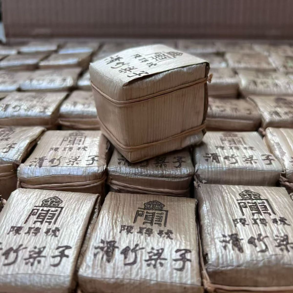 Huazhuliangzi Mini Square Sheng Puerh 2022 - 8g per Piece, 7 Pieces per Pack
