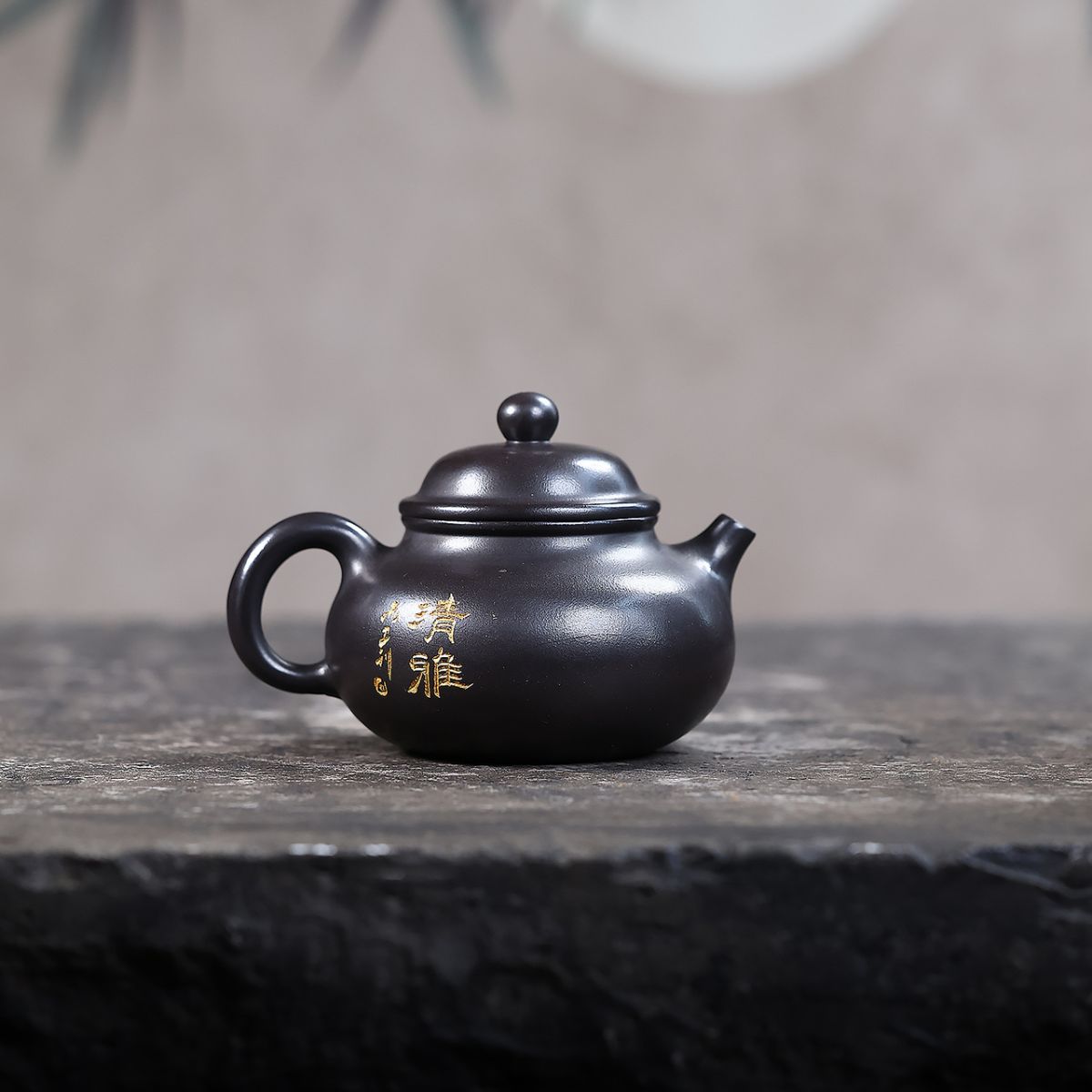 Gold-Painted Plum Blossom Zisha Teapot – Shihuang Clay, 230ml
