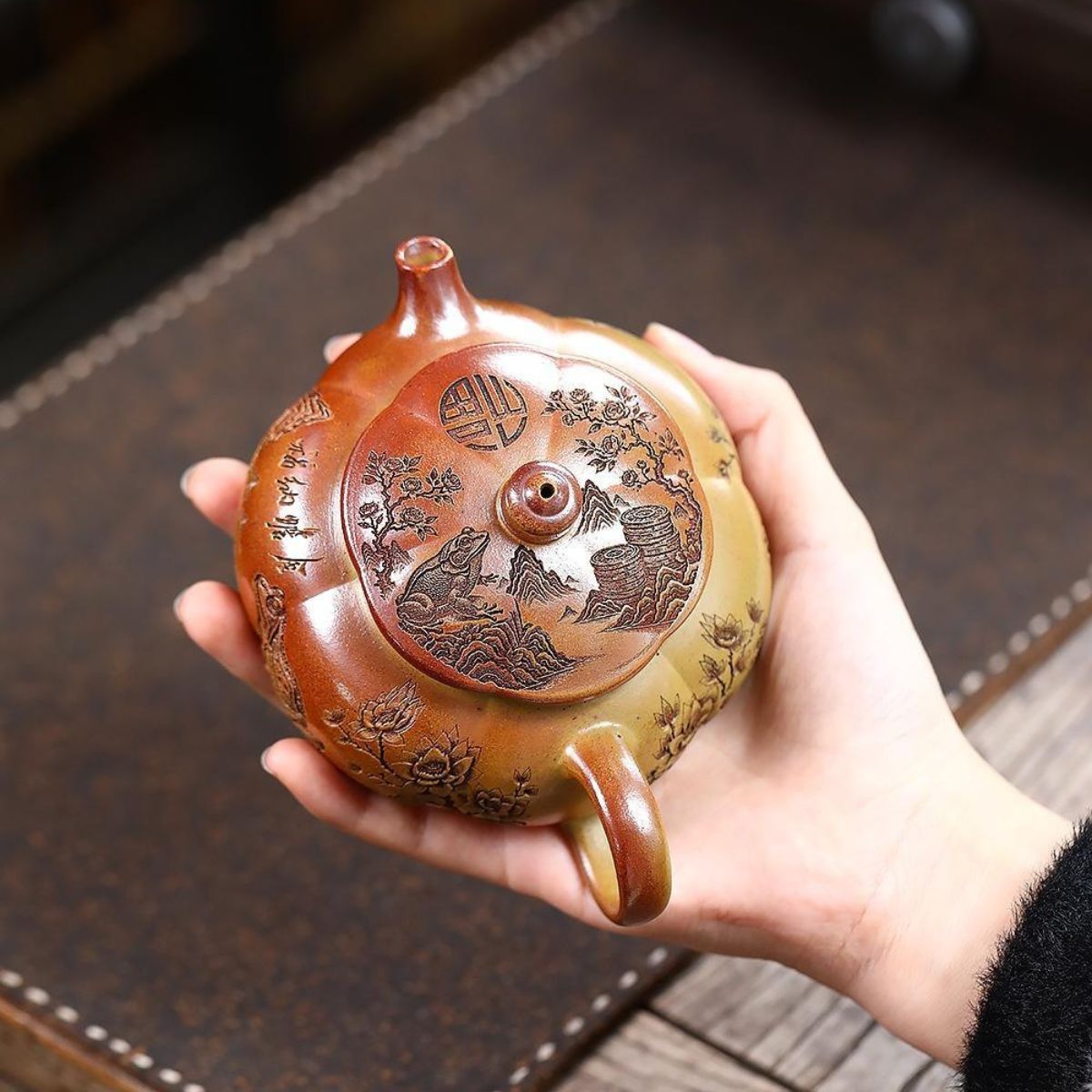 Original Duan Clay "Golden Toad" Yixing Teapot – Hand‑Painted with Gift Box 190cc