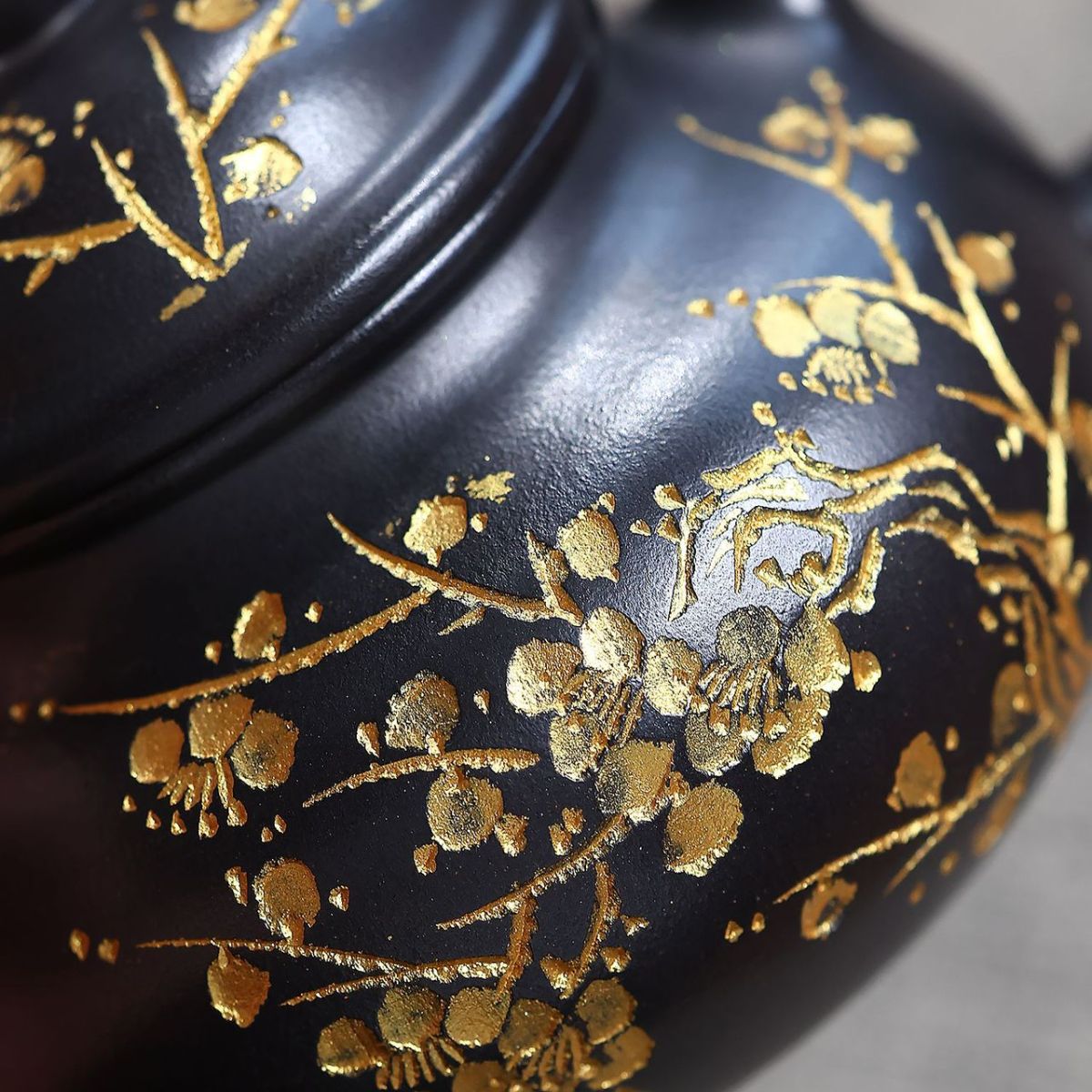 Gold-Painted Plum Blossom Zisha Teapot – Shihuang Clay, 230ml