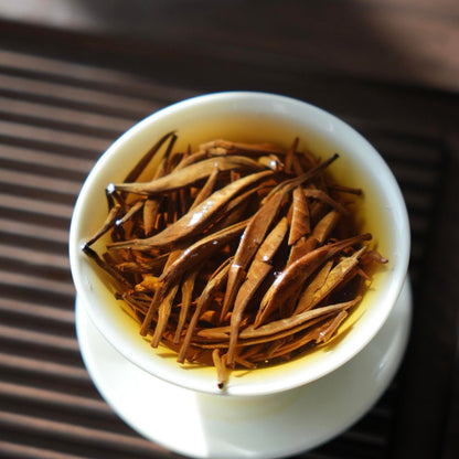 Yunnan Dian Hong Da Jin Zhen — Premium Golden Needle Black Tea | Honey, Malt & Rare Single-Bud Craft