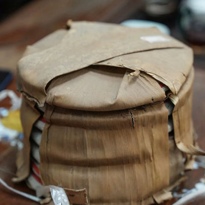 1990s Aged Hong Kong Stored Pu-erh Ripe Tea Cake – Deep Camphor Aroma, Smooth & Rich Finish (357g)